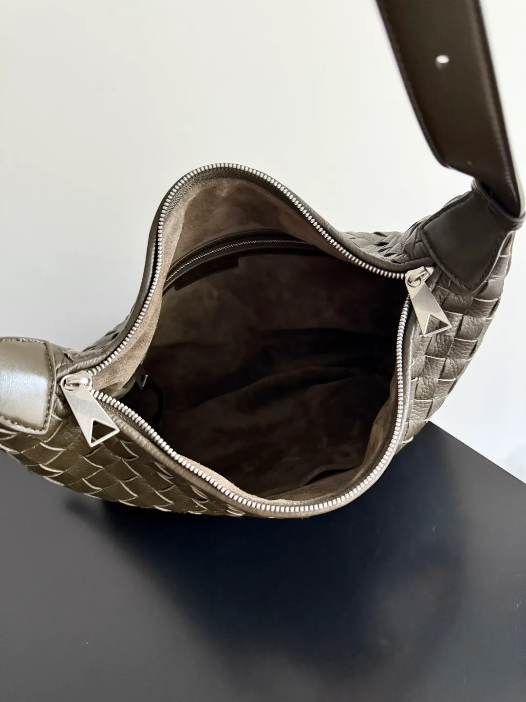 Batch 2360 BOTTEGA VENETA's new Traveler deerskin series is here! The travel season is coming soon, and I believe you must need a large-capacity and simple bag. This new Traveler is very in line with the current travel craze. The whole bag is designed with deerskin and is made of the highest quality leather. It feels tougher to the touch. The super large capacity is suitable for short trips. Traveling with friends and family does not require carrying heavy luggage. It is also very convenient for friends who often travel for work. You can carry two changes of clothes and a computer with you. It also comes with an adjustable shoulder strap to free your hands. Style number: 815748 Size: 35*29.5*8.5cm